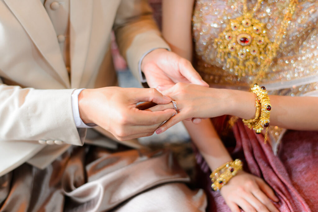พิธีสวมแหวนหมั้น พิธีการแต่งงาน แต่งงานแบบไทย พิธีการ งานแต่งงาน แต่งงาน