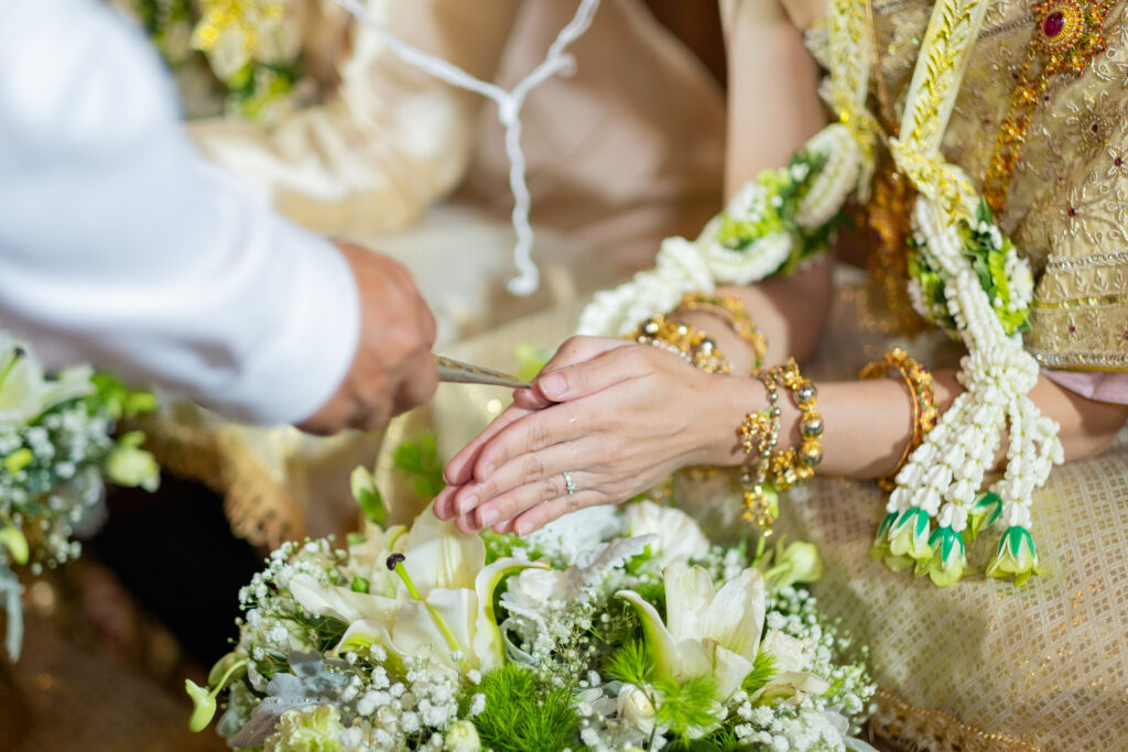 พิธีรดน้ำสังข์ พิธีการแต่งงาน แต่งงานแบบไทย พิธีการ งานแต่งงาน แต่งงาน