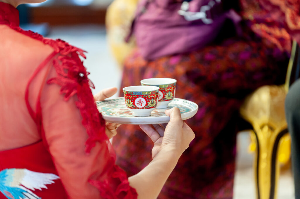 พิธียกน้ำชา พิธีการแต่งงานแบบจีน แต่งงานแบบจีนฉบับเข้าใจง่าย บ่าวสาวมือใหม่ควรรู้
