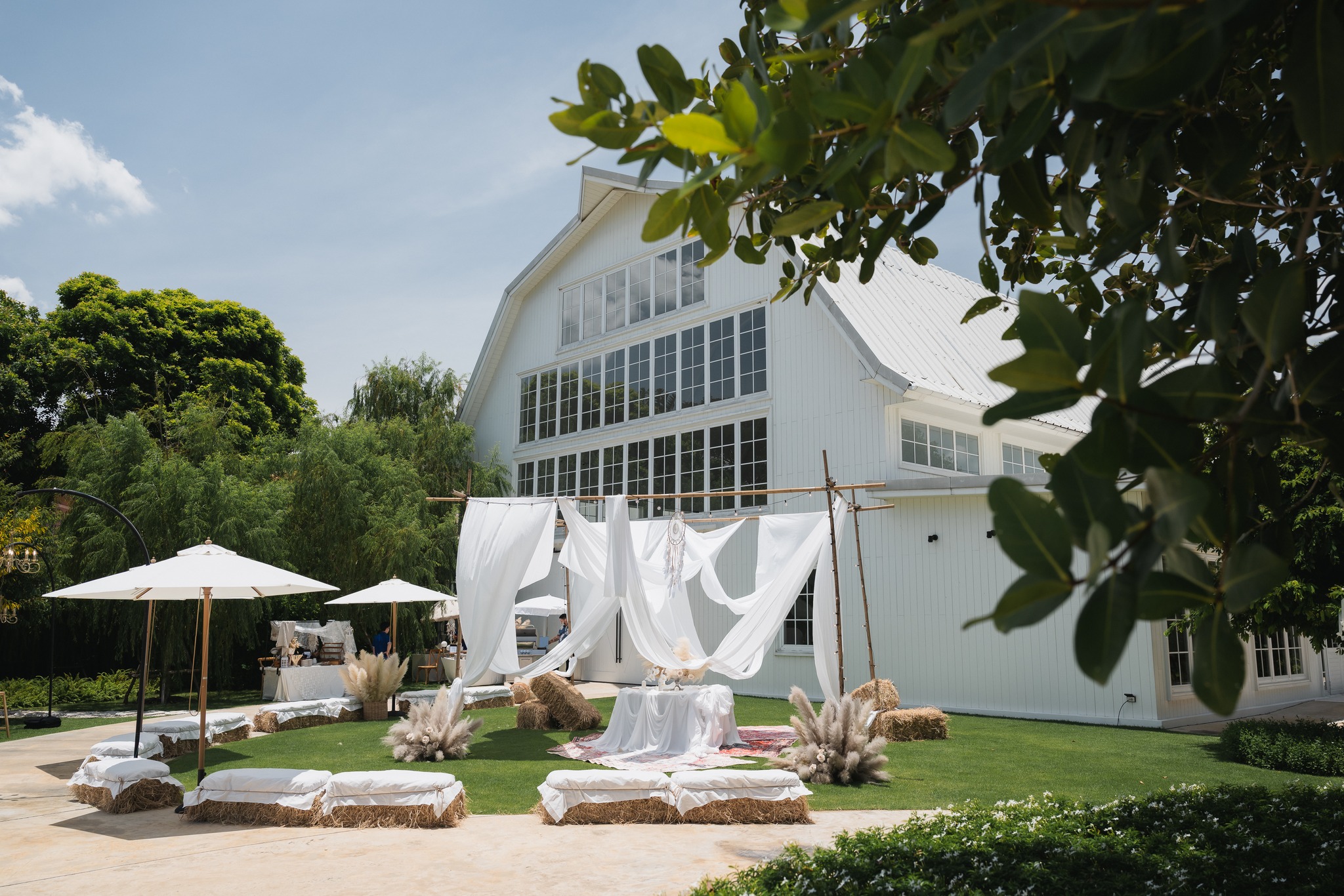Barn Wedding สไตล์โรงนาสุดอบอุ่น เทรนด์งานแต่ง เทรนด์งานแต่งปี 2026 ธีมงานแต่ง 2026 สีงานแต่ง 2026 สไตล์งานแต่งยอดนิยม ไอเดียจัดงานแต่ง งานแต่งมินิมอล Barn Wedding Elegant Wedding โทนสีงานแต่ง เทรนด์เค้กแต่งงาน จัดงานแต่ง ร้านการ์ดแต่งงาน ทำการ์ดแต่งงาน งานแต่งสวยหรู สถานที่จัดงานแต่ง แต่งงานงบประหยัด แต่งงานมินิมอล